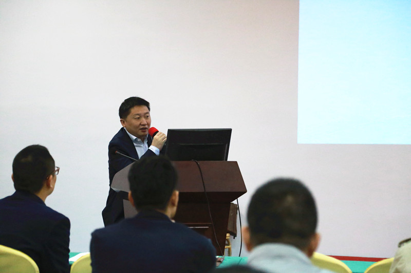 /></p><div>&nbsp;</div><div>&nbsp;</div><div>&nbsp;&nbsp;&nbsp; 王濤教授的講解圖文并茂、旁征博引，讓大家受益匪淺。王濤教授認為，習近平新時代中國特色社會主義思想是報告的靈魂，是報告*大的亮點。十九大是在全面建成小康社會決勝階段、中國特色社會主義發展關鍵時期召開的一次十分重要的大會；是十八大以來的實踐成果、制度成果上升為思想成果的一次重要會議，總結經驗、面向未來，歷史地位格外突出。十九大報告提出系列新理念新思想新戰略，擘畫未來，吸引了無數關注的目光，也寄托著民族夢想，牽動著13億人的情懷。王濤教授詳細為大家介紹了十九大召開的背景，并就十九大的大會主題和內容框架進行了系統梳理，幫助黨員同志們深化對黨的十九大精神的理解和認識。</div><p style=